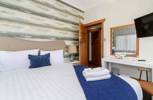 Rotorua Bed & Breakfast | Lake Lodge B&B Rotorua - Adults Only