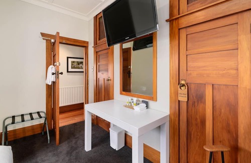 Rotorua Bed & Breakfast | Lake Lodge B&B Rotorua - Adults Only