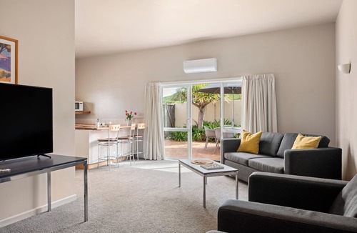 Wainui Hotel | Ocean Beach Wainui