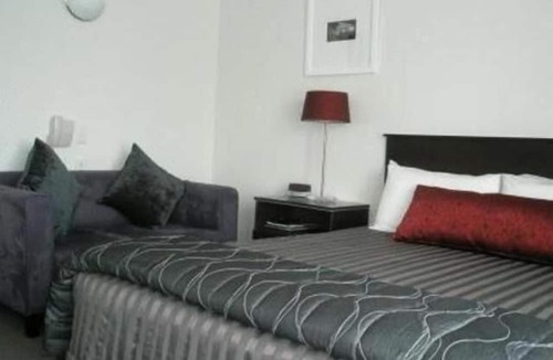 Petone Hotel | 83 By the Sea Motor Lodge