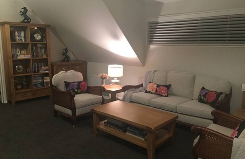 Bucklands Beach House | Peace & tranquility, one min from beach - large spacious living & 2 x Queen Beds