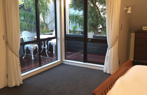 Bucklands Beach House | Peace & tranquility, one min from beach - large spacious living & 2 x Queen Beds