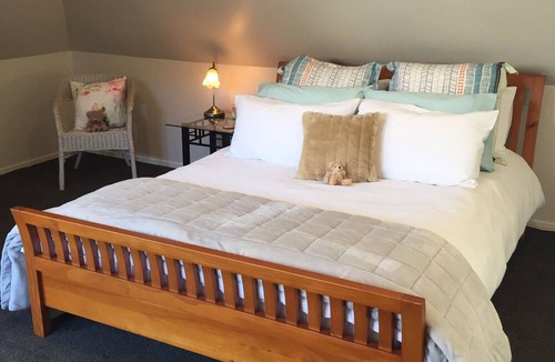 Bucklands Beach House | Peace & tranquility, one min from beach - large spacious living & 2 x Queen Beds