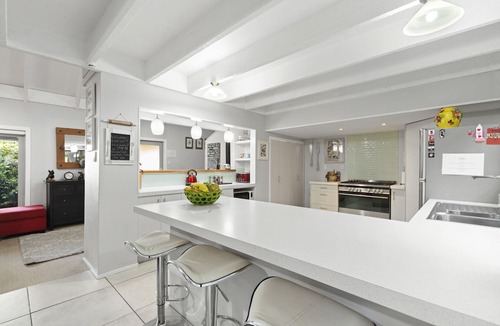 Richmond Heights House | Spa Pool, Trampoline, Table-tennis, Swing set, BBQ, Fairy garden