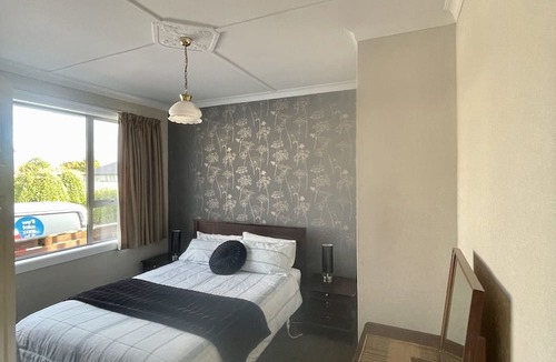 Invercargill House | Warm, reno’d 3-brm bungalow in quiet family suburb, a short drive to city center
