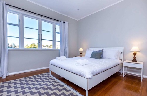 Orakei Cottage | Sunny, Character 2 Bedroom Home - Mission Bay