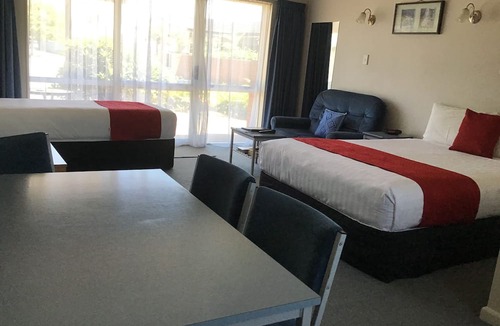 Redwood Hotel | Avon City Motel