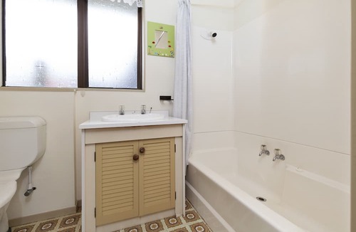 Omaha Cottage | Esme Escape - Omaha Holiday Home