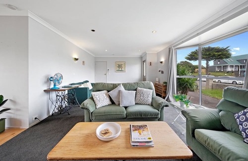Waikanae Cottage | Lagoon Haven - Waikanae Holiday Home