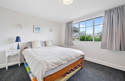 Waikanae Cottage | Lagoon Haven - Waikanae Holiday Home