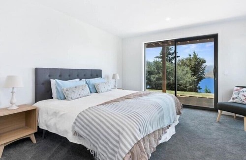 Fernhill House | Newly Built Luxe House with Magnificent View