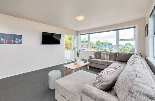 Pakuranga Heights House | Sunny Three Bedroom Delight Upper Level