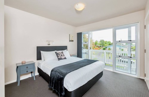 Pakuranga Heights House | Sunny Three Bedroom Delight Upper Level