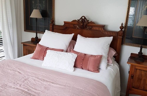 Tauranga House | Country cottage and small wedding venue set in divine garden setting.