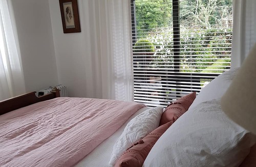 Tauranga House | Country cottage and small wedding venue set in divine garden setting.