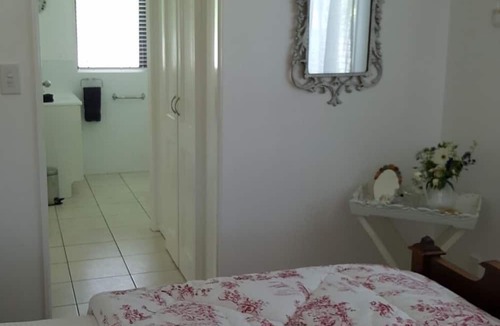 Tauranga House | Country cottage and small wedding venue set in divine garden setting.