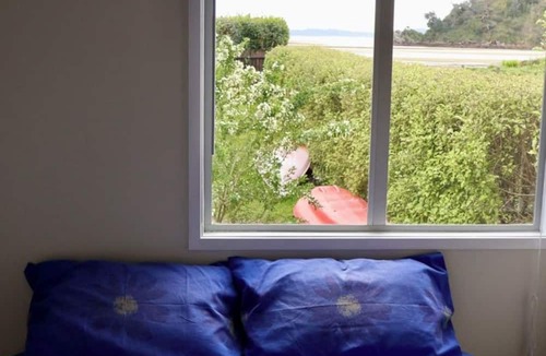 Pataua House | Cosy three-bedroom bach - 20-second walk from the beach - kayaks, mooring