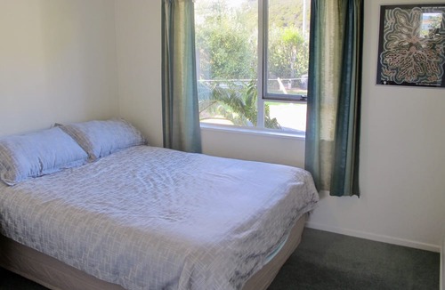 Pataua House | Cosy three-bedroom bach - 20-second walk from the beach - kayaks, mooring