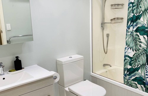 Muriwai House | Sunny, bright inviting home 14 minute walk to the main beach