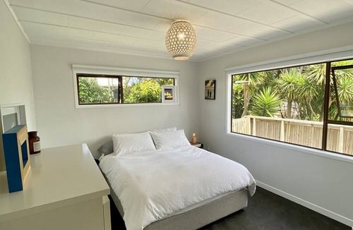Muriwai House | Sunny, bright inviting home 14 minute walk to the main beach