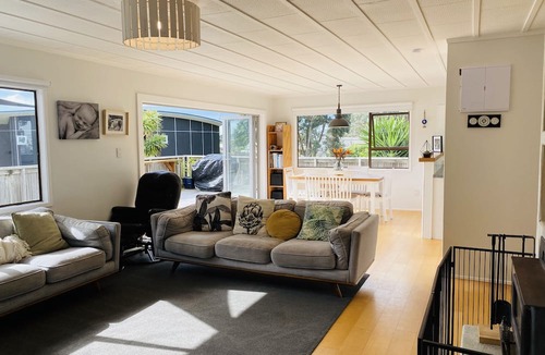 Muriwai House | Sunny, bright inviting home 14 minute walk to the main beach