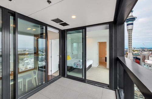 Auckland Central Business District Apartment | Amazing Harbour, Skytower & Rangitoto Views