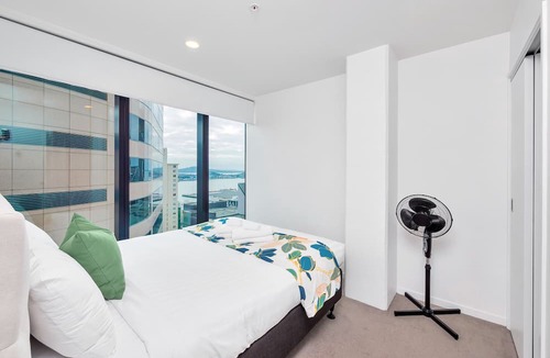Auckland Central Business District Apartment | Amazing Harbour, Skytower & Rangitoto Views