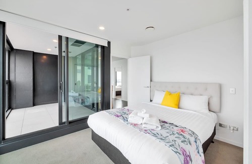 Auckland Central Business District Apartment | Amazing Harbour, Skytower & Rangitoto Views