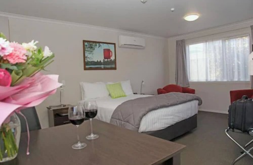 Hamilton Hotel | Arena Court Motel