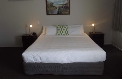 Hamilton Hotel | Arena Court Motel