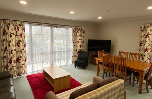 Merivale Hotel | Southern Comfort Motel
