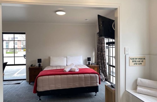 Merivale Hotel | Southern Comfort Motel