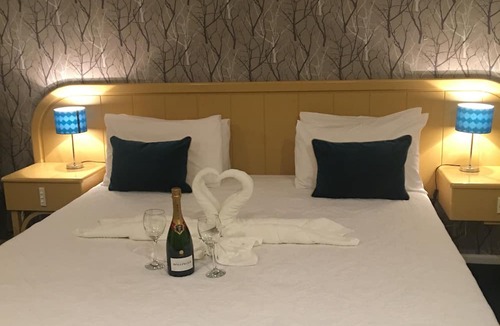 Anderson Park Hotel | Village Motel