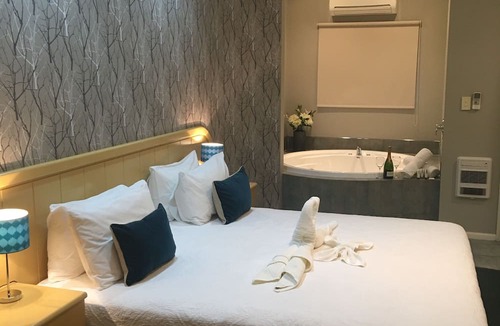 Anderson Park Hotel | Village Motel