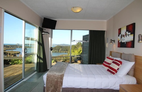 Haruru Hotel | Cook's Lookout Motel