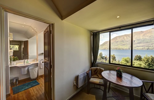Sunshine Bay Bed & Breakfast | Hidden Lodge Queenstown