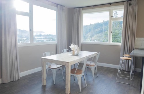 Stokes Valley Hotel | Silverstream Retreat