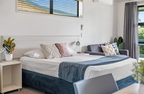 Waitakaruru Hotel | Tasman Holiday Parks - Miranda