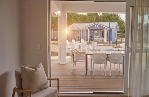 Waitakaruru Hotel | Tasman Holiday Parks - Miranda
