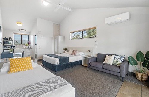 Waitakaruru Hotel | Tasman Holiday Parks - Miranda