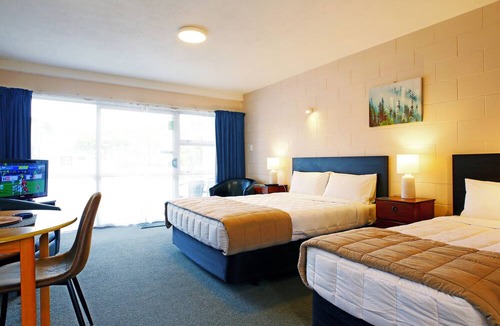 Oamaru Hotel | 289 Midway Motel