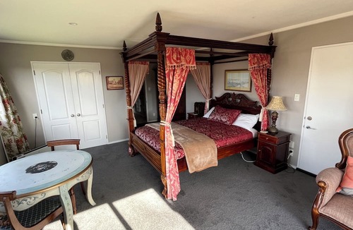 Paraparaumu Beach Bed & Breakfast | Tudor Manor Bed & Breakfast