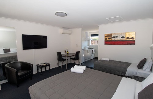 Springlands Hotel | Middle Park Motel