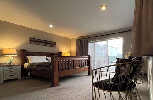 Merivale Hotel | Strathern Motor Lodge