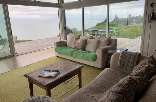Waiiti House | 180° sea views, superior coastal cottage