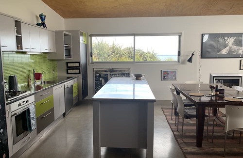 Waiiti House | 180° sea views, superior coastal cottage