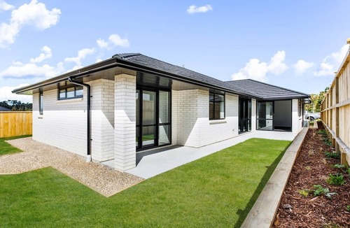 Huapai House | Modern Home for weddings/holiday in Kumeu Wine Country.