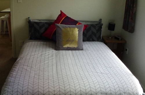 Te Rangiita Apartment | "REELAX-ATION" by the Lake. The Perfect base to Relax, Fish,Swim,Ski or Explore