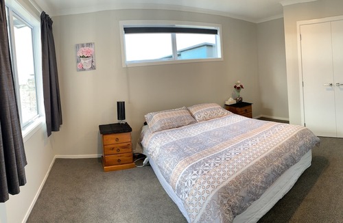 Te Anau House | Cosy and warm brand new home a stone's throw from the lake and easy walk to town