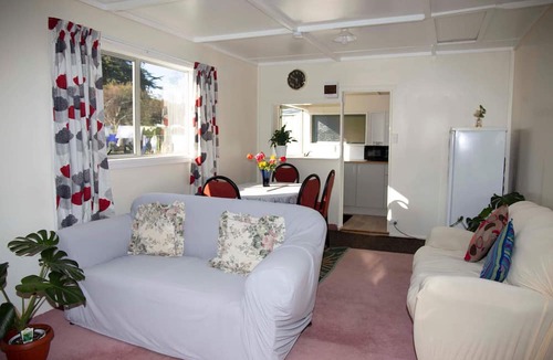 New Haven Hotel | Surat Bay Lodge, Motel and Backpackers